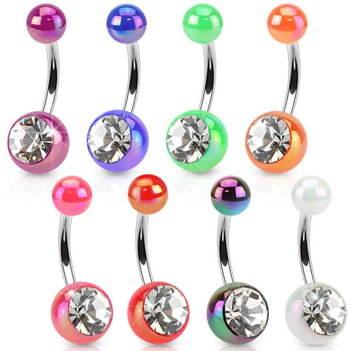 Bauchnabelpiercing in metallischen Farben mit einem klaren Stein